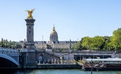 Paris Juni 2026 Pont Alexandre III und Invalides in Paris, Sommeransicht mit blauem Himmel