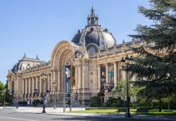 Paris Juni 2026 Petit Palais in Paris bei sonnigem Wetter, mit beeindruckender Architektur