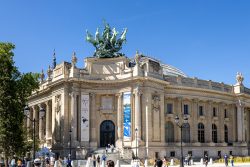 Paris Juni 2026 Grand Palais Paris mit Statuen und Besuchern im Sommer