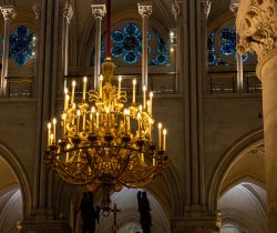 Paris Juni 2026 Luxuriöser Kronleuchter in gotischer Kathedrale mit bunten Glasfenstern