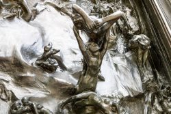 Paris Juni 2026 Detail aus Rodins Höllentor mit kämpfenden Figuren