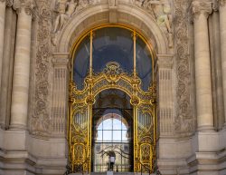 Paris Juni 2026 Vergoldetes Tor des Petit Palais in Paris mit aufwendigen Verzierungen