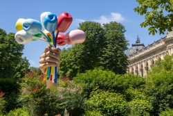 Paris Juni 2026 Moderne Skulptur einer Hand mit bunten Tulpen im Park