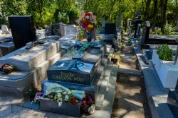 Paris Juni 2026 Grabstätte von Édith Piaf auf dem Père-Lachaise-Friedhof in Paris mit Blumen und Erinnerungsstücken