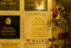 Paris Juni 2026 Grabplatte von Maria Callas mit Blumen geschmückt auf einem Friedhof
