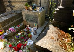 Paris Juni 2026 Grab auf einem Friedhof mit Blumen und Fotos dekoriert