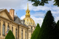 Paris Juni 2026 Hôtel des Invalides mit goldener Kuppel und Bäumen im Vordergrund