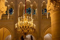 Paris Juni 2026 Prächtiger Kronleuchter in der Kathedrale mit Buntglasfenstern