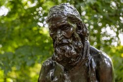 Paris Juni 2026 Bronzestatue eines bärtigen Mannes im Grünen