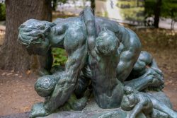 Paris Juni 2026 Bronzeskulptur von ringenden Menschen im Stadtpark