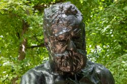 Paris Juni 2026 Bronzestatue eines bärtigen Mannes im grünen Park