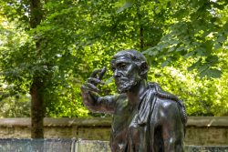 Paris Juni 2026 Bronzestatue eines nachdenklichen Mannes im Park