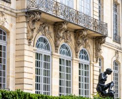 Paris Juni 2026 Historische Fassade mit Skulptur im Hôtel de Sully in Paris