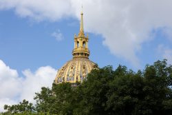 Paris Juni 2026 Goldene Kuppel des Hôtel des Invalides in Paris vor blauem Himmel