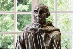 Paris Juni 2026 Bronzestatue von Martin Luther vor einem Fenster mit Bäumen im Hintergrund
