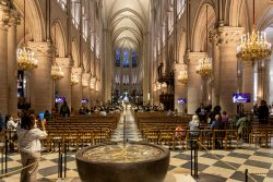 Paris Juni 2026 Innenraum der Kathedrale Notre-Dame de Paris mit Besuchern und Lichtern