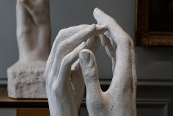 Paris Juni 2026 Nahaufnahme von zwei steinernen Händen in einer Skulpturenausstellung