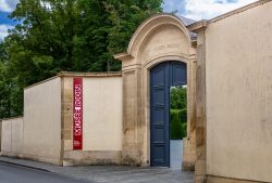 Paris Juni 2026 Eingang zum Musée Rodin mit offenem Tor und rotem Schild