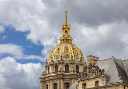 Paris Juni 2026 Goldene Kuppel des Invalidendoms in Paris unter bewölktem Himmel