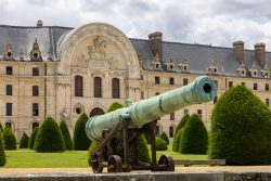 Paris Juni 2026 Kanonenkugel vor dem Hôtel des Invalides Paris mit gepflegtem Garten