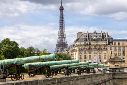Paris Juni 2026 Ansicht der École Militaire und des Eiffelturms mit alten Kanonen davor