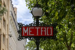 Paris Juni 2026 Paris Metro Schild vor Bäumen und historischen Gebäuden