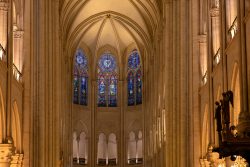 Paris Juni 2026 Gotische Architektur mit bunten Glasfenstern in einer Kathedrale