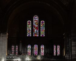 Paris Juni 2026 Kirchenfenster mit buntem Glas im romanischen Stil in ruhiger Kirche