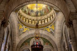 Paris Juni 2026 Prächtige Kuppel mit religiösen Mosaiken in einer Kathedrale, golden und detailreich