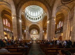 Paris Juni 2026 Innenansicht der Basilika Sacré-Cœur in Paris mit Besuchern und kunstvollen Details