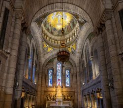 Paris Juni 2026 Innenansicht der Basilika Sacré-Cœur in Paris mit Mosaik und Buntglasfenstern