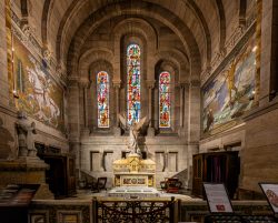Paris Juni 2026 Innenraum der Sacré-Cœur-Basilika mit Buntglasfenstern und Statuen
