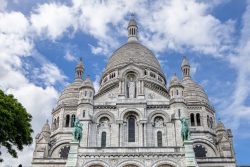 Paris Juni 2026 Basilika Sacré-Cœur auf dem Montmartre in Paris bei blauem Himmel