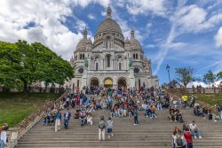 Paris Juni 2026 Touristen auf den Treppen der Basilika Sacré-Cœur in Paris bei sonnigem Wetter