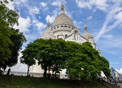 Paris Juni 2026 Sacré-Cœur in Paris im Sommer, von Bäumen umgeben