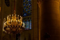 Paris Juni 2026 Stimmungsvolle Beleuchtung und Buntglasfenster in einer gotischen Kathedrale