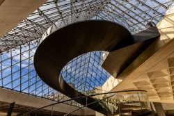 Paris Juni 2026 Moderne Wendeltreppe unter Glaspyramide im Louvre Museum