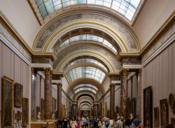 Paris Juni 2026 Louvre Museum lange Galerie mit Besucher und Kunstwerken