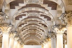 Paris Juni 2026 Beeindruckende Decke des Louvre-Atriums mit dekorativen Säulen