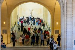 Paris Juni 2026 Besucher im Louvre bewundern die Nike von Samothrake Skulptur