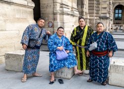 Paris Juni 2026 Gruppe von Männern in traditioneller japanischer Kleidung posiert vor einem historischen Gebäude