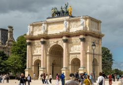 Paris Juni 2026 Triumphbogen Arc de Triomphe du Carrousel in Paris mit Touristen