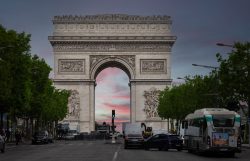 Paris Juni 2026 Arc de Triomphe bei Sonnenuntergang mit Verkehr in Paris