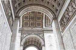 Paris Juni 2026 Innenansicht des Arc de Triomphe mit detaillierten Deckenreliefs in Paris