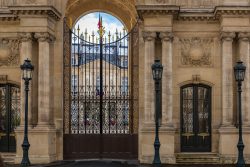 Paris Juni 2026 Historischer Eingang mit dekorativen Toren und französischer Architektur