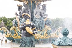 Paris Juni 2026 Brunnen mit historischen Statuen im Jardin des Tuileries