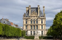 Paris Juni 2026 Ansicht des Pavillons und Gärten des Louvre Museums in Paris