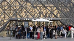 Paris Juni 2026 Besucher stehen vor dem Louvre-Museum in Paris Schlange