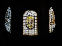 Paris Juni 2026 Buntglasfenster in einer gotischen Kathedrale, zeigt eine religiöse Szene