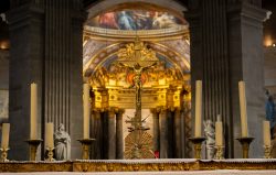 Paris Juni 2026 Prächtiger Altar in barocker Kirche mit goldenem Kruzifix im Vordergrund